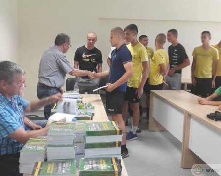 Легенди на Ботев зарадваха деца от школата