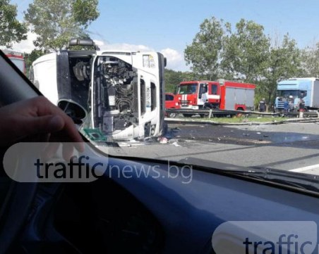 Мазно! Цистерна с олио се е обърнала на АМ Тракия, задръстването е километрично ВИДЕО+СНИМКИ