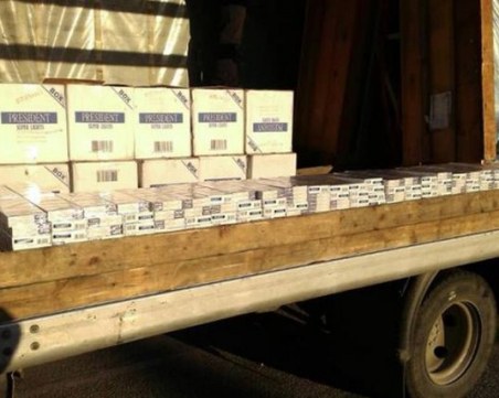 Откриха 330 000 къса контрабандни цигари на ГКПП-Кулата СНИМКИ