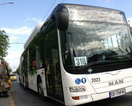 Рейсовете в София спират за минута в 12 часа