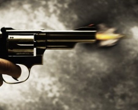 Скандал на пътя завърши със стрелба и двама ранени