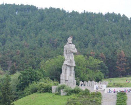 Стотици сведоха глава в минута мълчание в памет на героите в Калофер