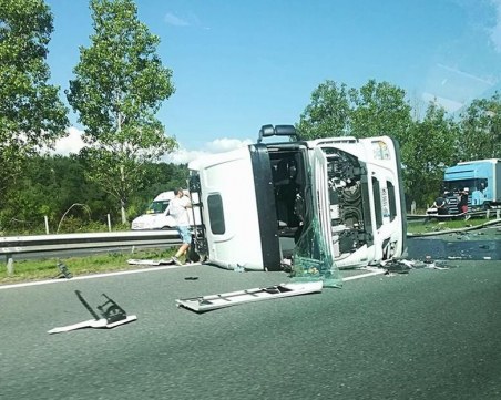 Тир навлезе в насрещното на АМ Тракия и се обърна! Магистралата в посока Пловдив е затворена ВИДЕО