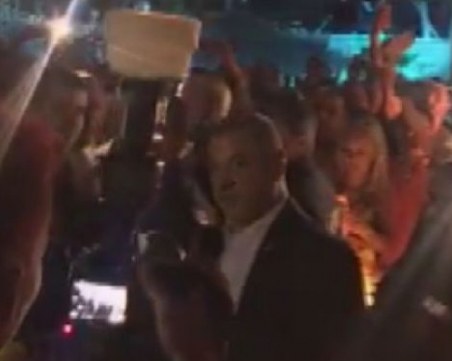 Валери Симеонов пак тръгна по дискотеките в Слънчев бряг ВИДЕО