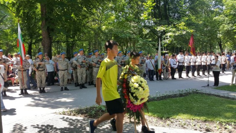 Ботев (Пловдив) се поклони пред своя патрон и пред героите! СНИМКИ