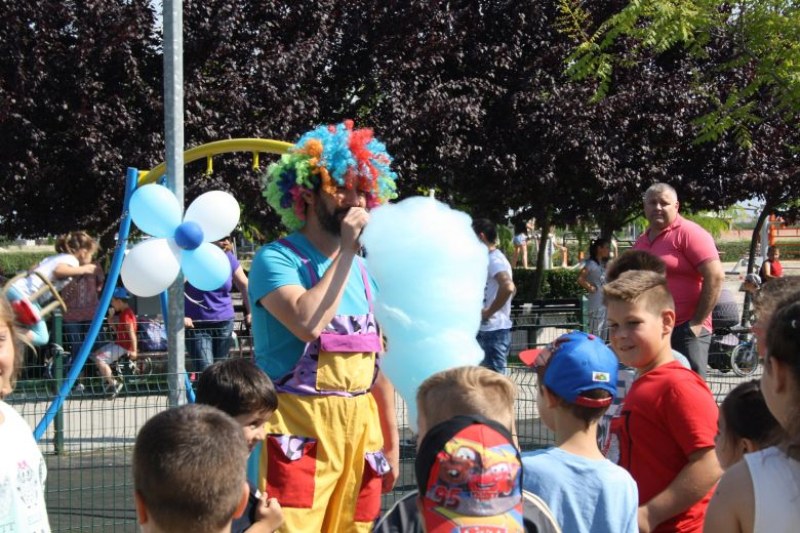 Магическо парти с клоуни и аниматори зарадва децата на Раковски СНИМКИ