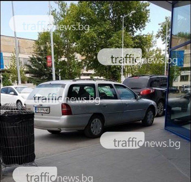 Пловдивчанин едва не влезе с колата в хранителен магазин, за да е на сянка СНИМКА