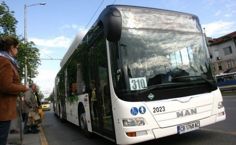 Рейсовете в София спират за минута в 12 часа