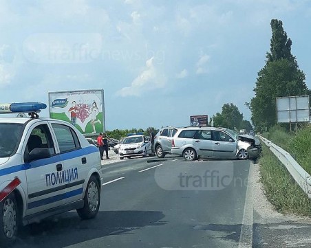 Челен сблъсък в село Труд! Три коли се нанизаха, има пострадали СНИМКИ