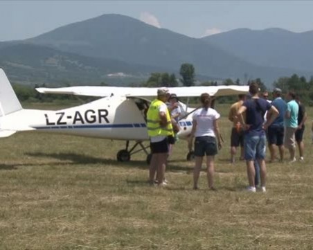 Двама възрастни и дете оживели по чудо в катастрофата на малкия самолет