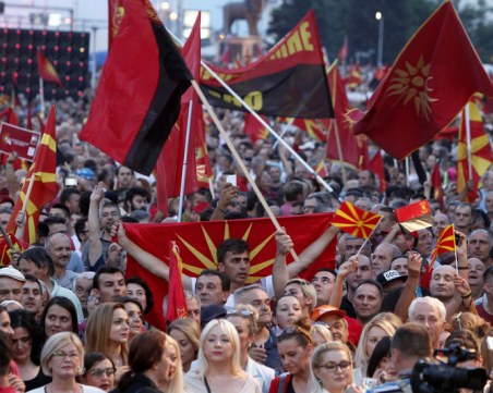 Хиляди на протест в Македония, искат предсрочни избори