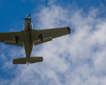 Малък самолет се разби на Празника на розата, двама са ранени