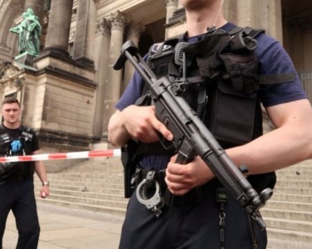 Стрелба в Берлин! Полицай откри огън по мъж, буйствал в катедрала