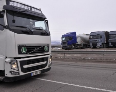 Турски шофьор яде на магистралата, пловдивски тир го помете