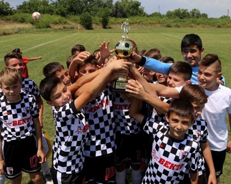 Векта спечели детския турнир в Калояново след драма с дузпи срещу Локо СНИМКИ