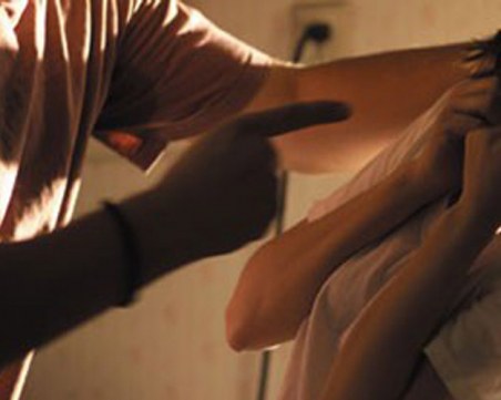 Глоби 100-150 лева: Хулиган удари жена пред селски магазин, друг пък се саморазправи с мъж