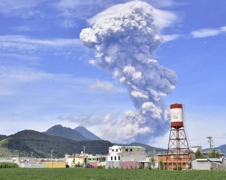 Изригна вулканът в Гватемала! Десетки души загинаха, а стотици са ранени