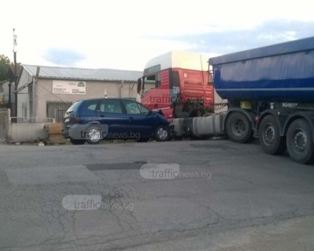 Кола се заби в камион на изхода на Пловдив, линейка била намясто СНИМКА