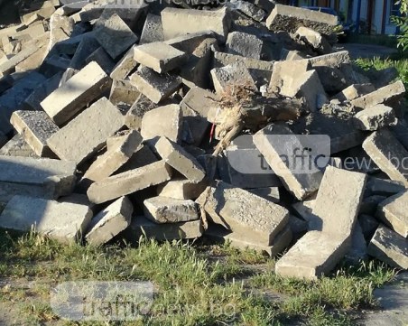 Купчина бордюри се появи в градинка в Пловдив, ремонт не е имало СНИМКИ