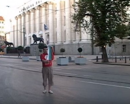 Мъж поруга българското знаме - запали го, а после уринира върху него ВИДЕО