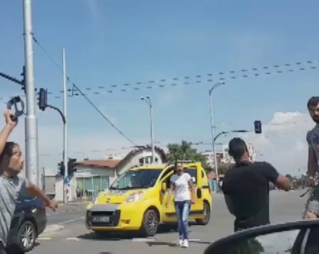Меле на пътя! Инцидент с каруца доведе до масов бой ВИДЕО