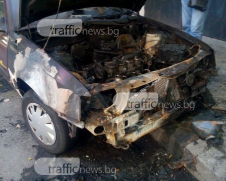 Пожар избухна в гараж в Съединение! Изгоряха два автомобила