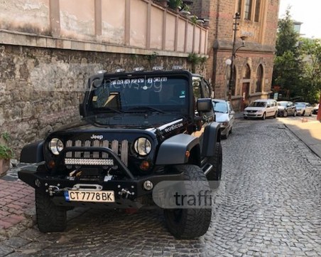 Улици тесни, гуми големи и стърчащи - пловдивчанка не успя да мине, колата ѝ отиде право в сервиза СНИМКИ