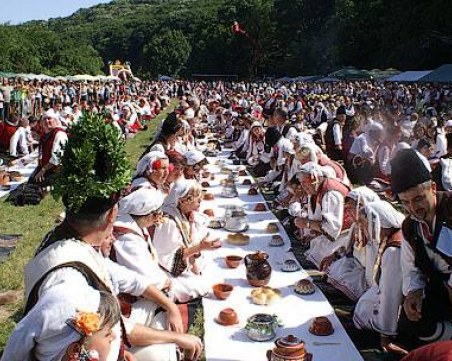 Уникална сватба за 1200 души вдигат край пещера Леденика