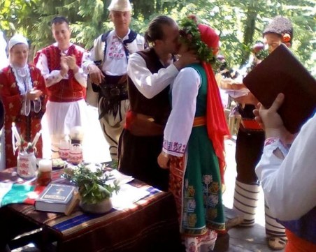 Уникална сватба! Пловдивчани се венчаха по стар български обичай
