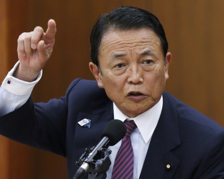 Японският вицепремиер върна заплатите си за цяла година