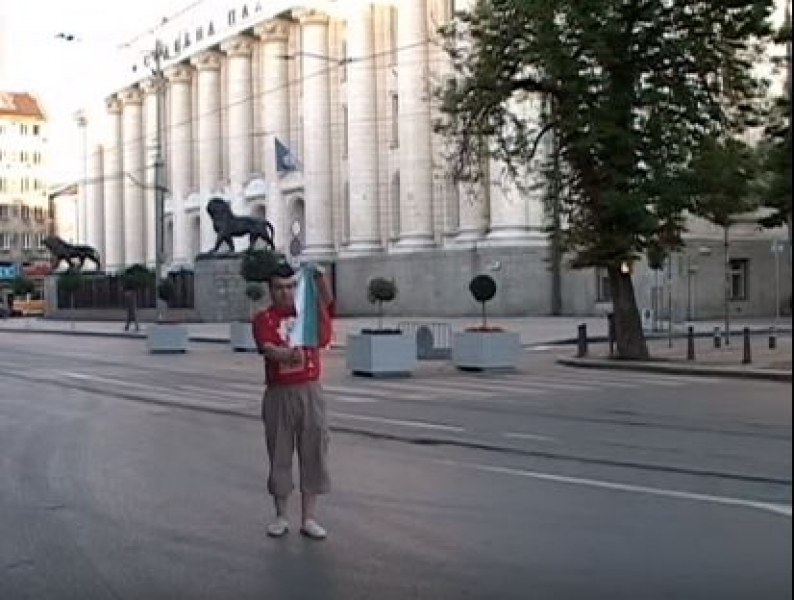 Мъж поруга българското знаме - запали го, а после уринира върху него ВИДЕО