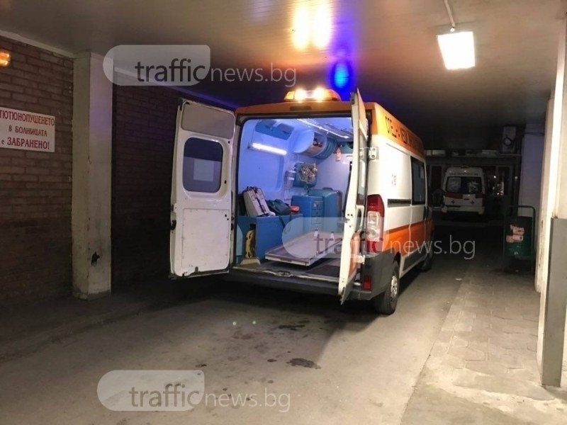 Трима души пострадаха при катастрофа край Пловдив, БМВ помля две паркирани коли