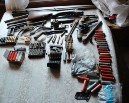 Арестуваха пловдивчанин в центъра, криел пистолети и боеприпаси като за война