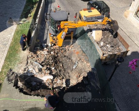Багер влезе в центъра на Пловдив, срина със земята писоарите СНИМКИ