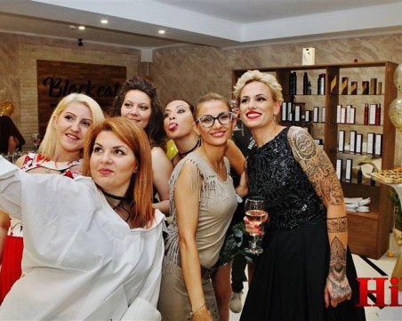 Двама футболисти смениха професията, станаха фризьори СНИМКИ