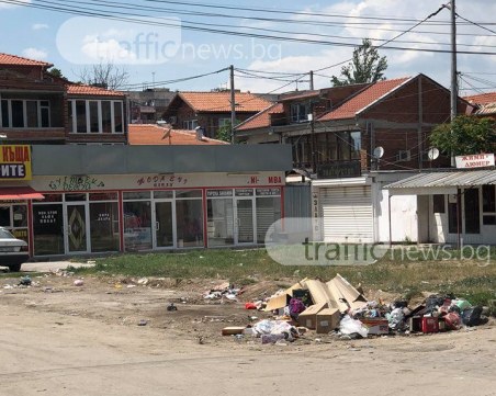 Градинка в Столипиново се превърна в сметище! Едни искат контейнери, други негодуват СНИМКИ