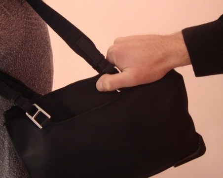 Мъжът, който проследи и издърпа чантите на 4 жени в Пловдив, отива на съд