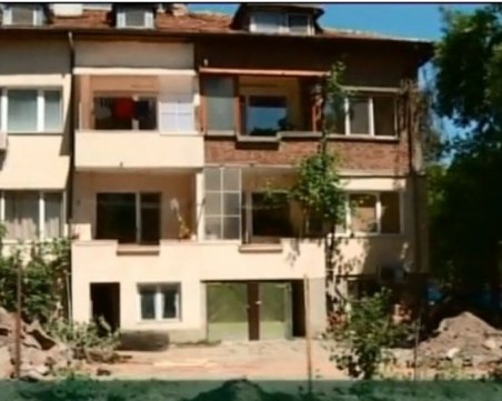 Ще хвърчат! Затвориха пътя до паркинга пред блок в Пловдив