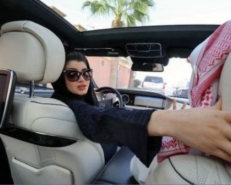 В Саудитска Арабия издадоха първите шофьорски книжки на жени