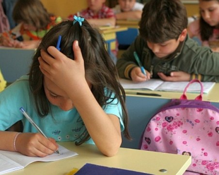 Задължиха пловдивски третокласници да изучават книга на Елиф Шафак, родители негодуват