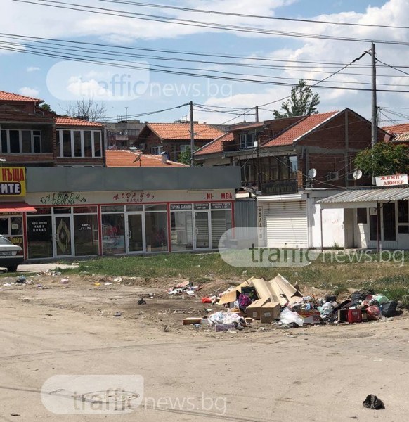 Градинка в Столипиново се превърна в сметище! Едни искат контейнери, други негодуват СНИМКИ