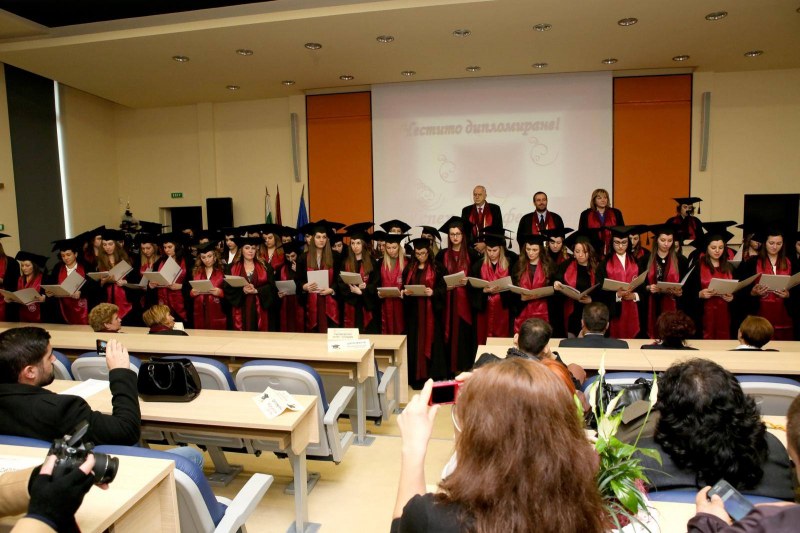 Над 100 отличници взимат дипломи от МУ-Пловдив