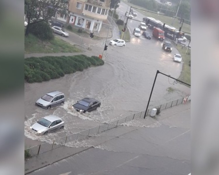 Над 40 къщи останаха без покриви след бурята във Варненско