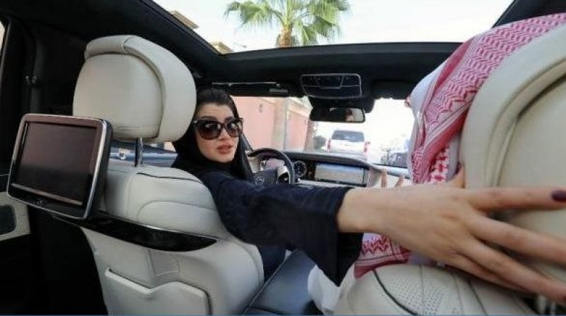 В Саудитска Арабия издадоха първите шофьорски книжки на жени