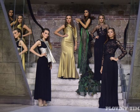Бис на абитуриенските балове в Пловдив! Приказни девойки показаха бляскави рокли СНИМКИ