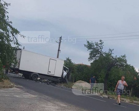 Камион и бус се удариха челно на главния път Пловдив - Карлово! Шосето е блокирано СНИМКИ