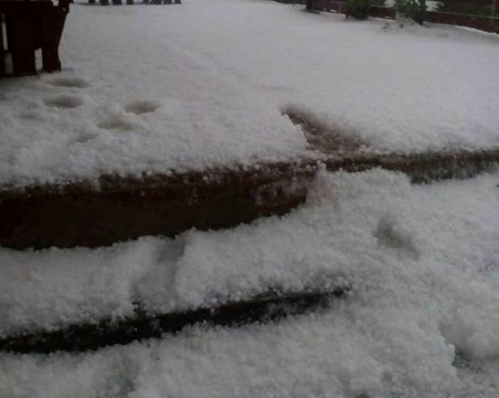 Невиждана градушка се изсипа в Родопите! Бялата покривка е над 15 сантиметра