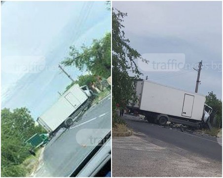 Откараха в болница шофьорите от челния удар край Пловдив СНИМКИ
