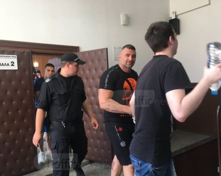 Пак напрежение между защитата на Райфъла и прокуратурата, искат се отново отводи