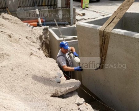 Слагат основите на първите подземни контейнери за смет в центъра на Пловдив СНИМКИ